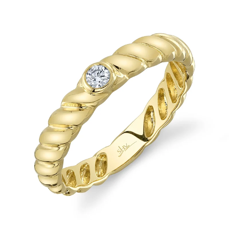 14K Gold 0.07 Carat Diamond Bezel Twist Ring